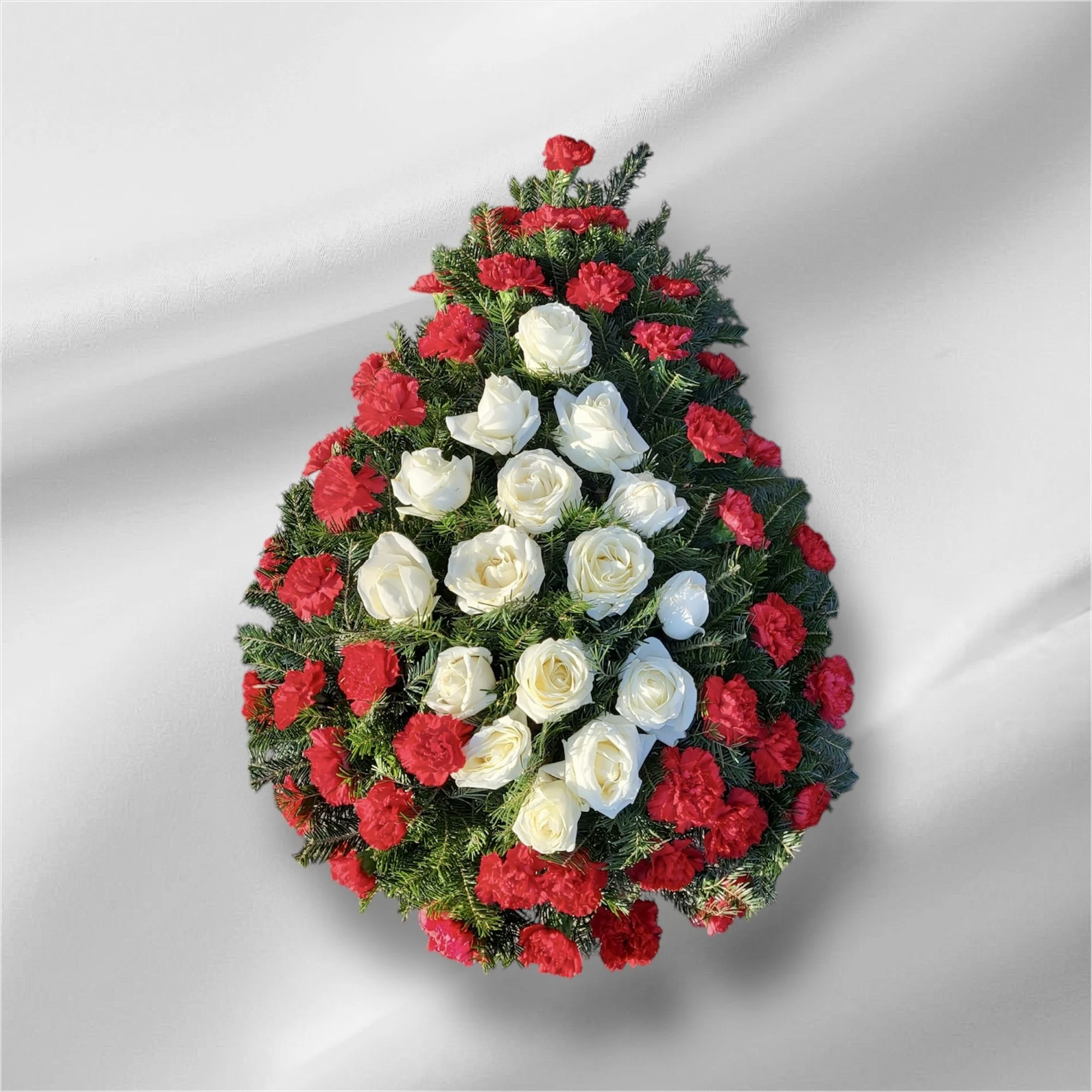 Coroană funerară AF06 - garoafe si mijloc trandafiri pe suport brad.