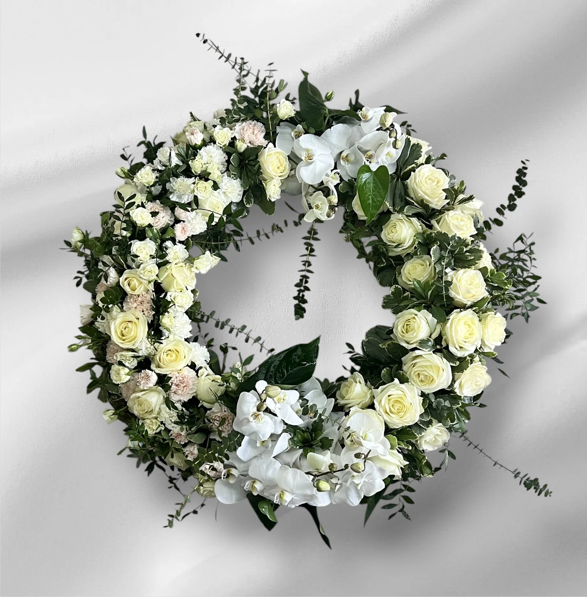 Coroană funerară AF09 - trandafiri, orhidee, garoafe, eucalipt, frunze.