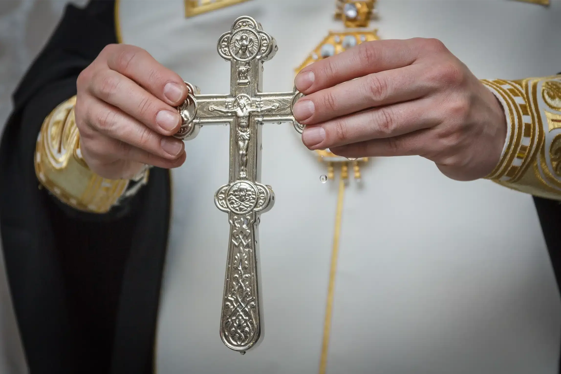 cruce ortodoxa impodobita cu busuioc inaltata in biserica de ziua crucii pe 14 septembrie