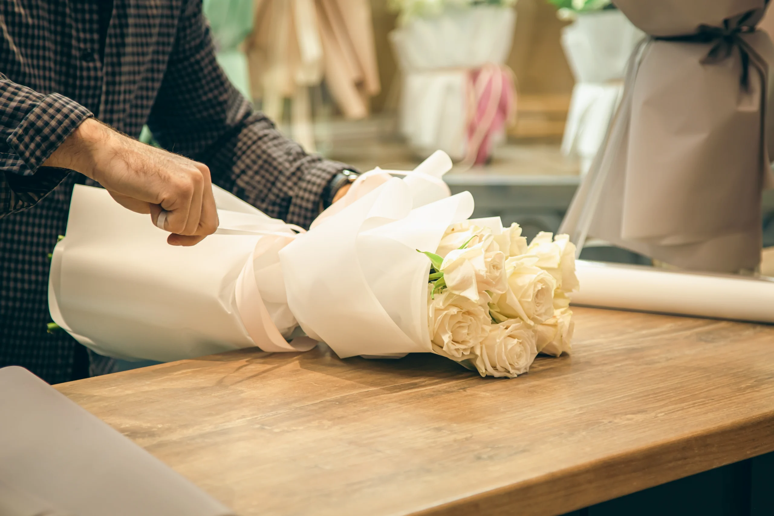 coroane funerare naturale București, aranjament floral înmormântare crini albi