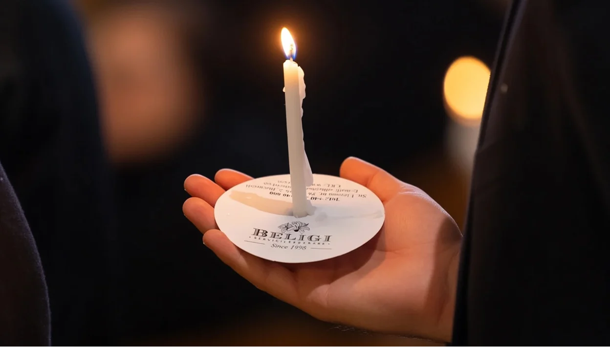 Lumânare memorială Beligi ținută în palmă