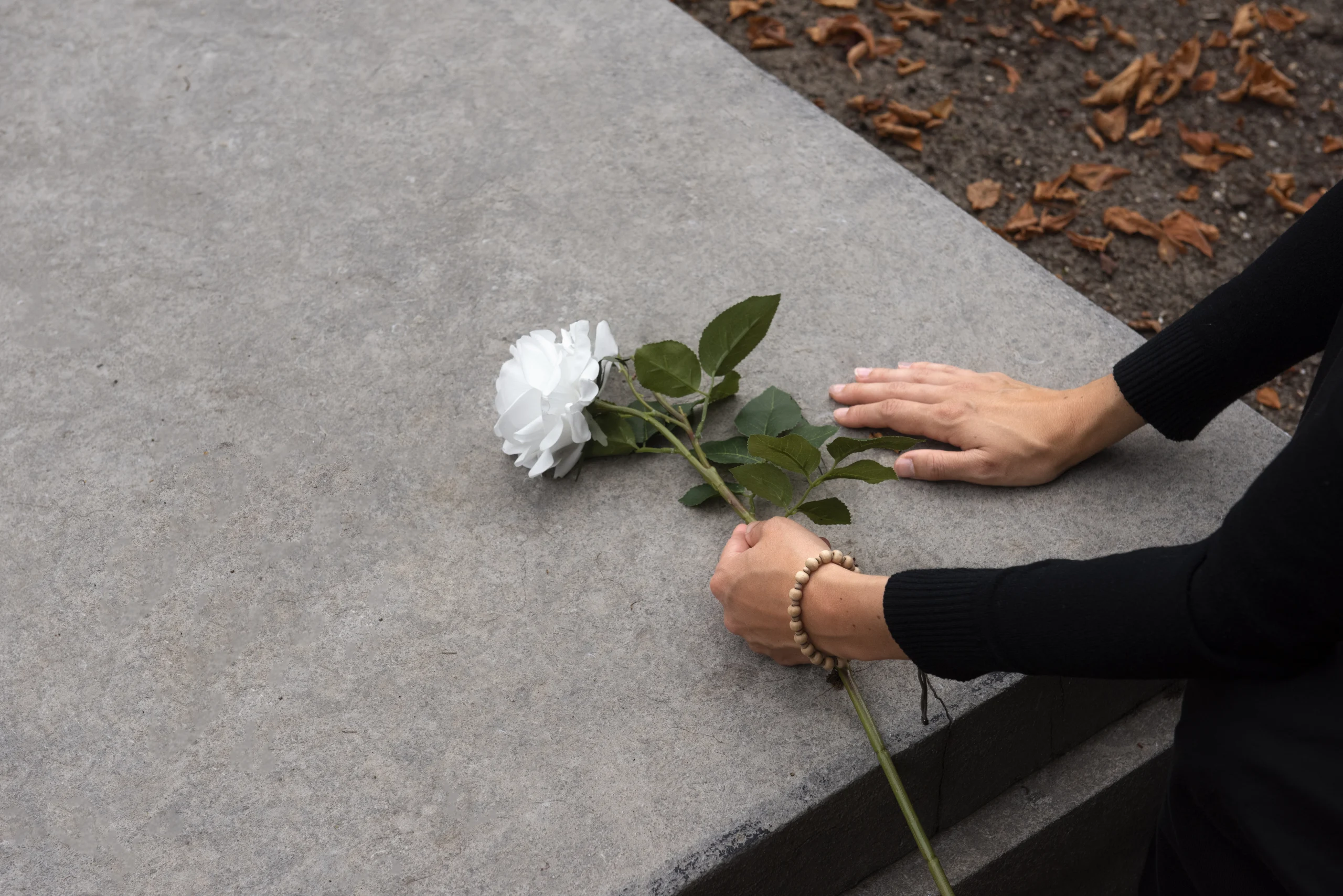 mesaj de condoleanta funerare bucuresti floare la mormant